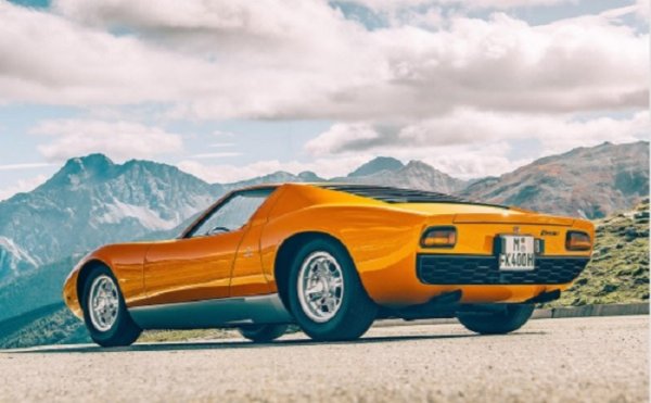 Съвсем не е първата шосейна кола със средноразположен двигател, но Miura определено е бомбата в половинвековното развитие на суперавтомобилите. Към онази година, когато националите ни по футбол се класират за Световното първенство в Мексико. Малцина от тази порода оттогава са успявали да доближат дори тази красота, макар че за разлика от Miura повечето остават залепени за земята при шеметна скорост. Споменахме Григор Димитров? Да, това е неговата номер 1!
